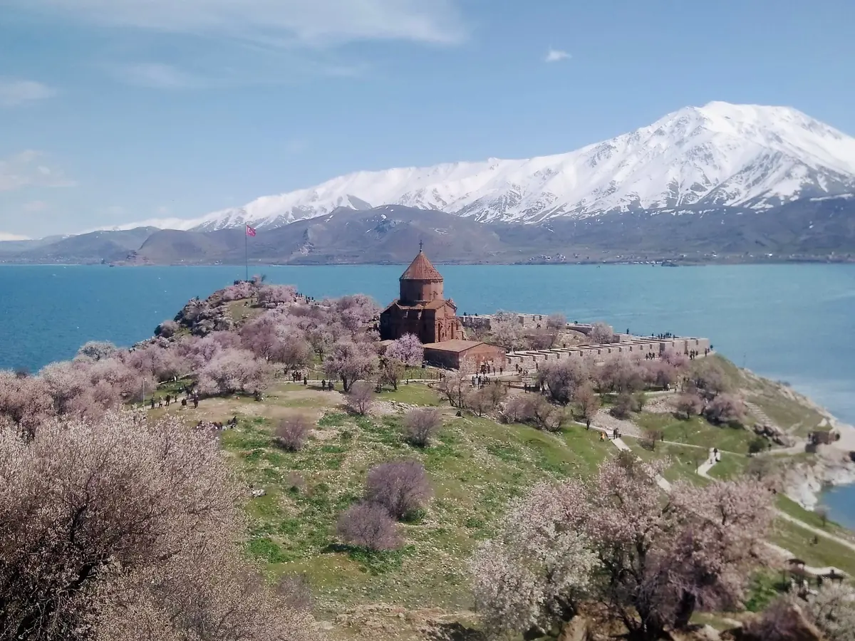 Tushpa, the City at the Bottom of the Sky